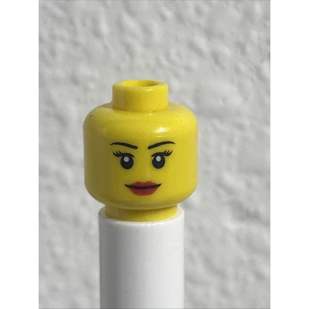 LEGO - Minifig, Head Female with Eyebrows, Eyelashes & Red Lips Smile - Yellow